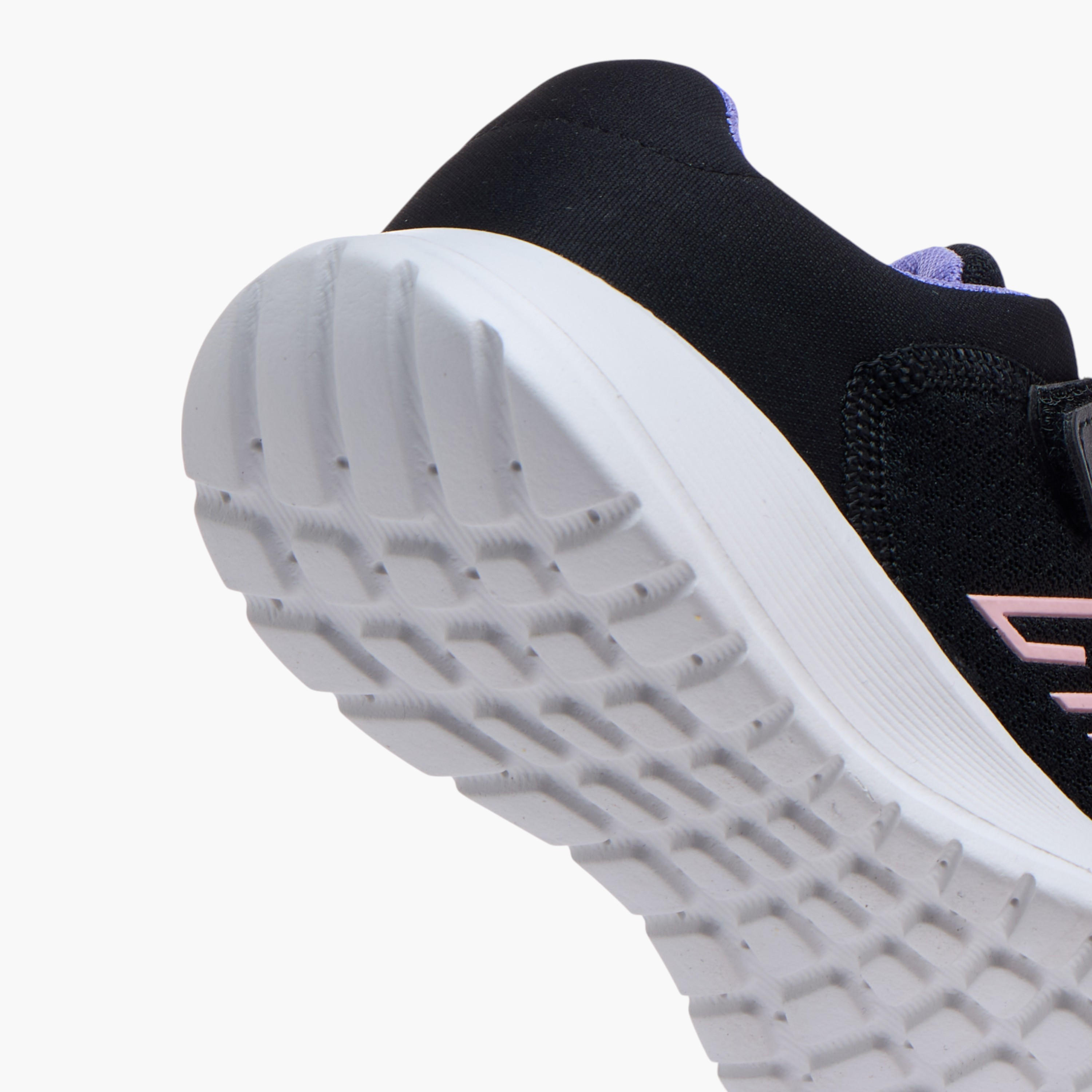 حذاء رياضي بشريط إغلاق لاصق وطبعات شعار من أوكلان من شو إكسبريس-girls-shoes-sneakers-image-5