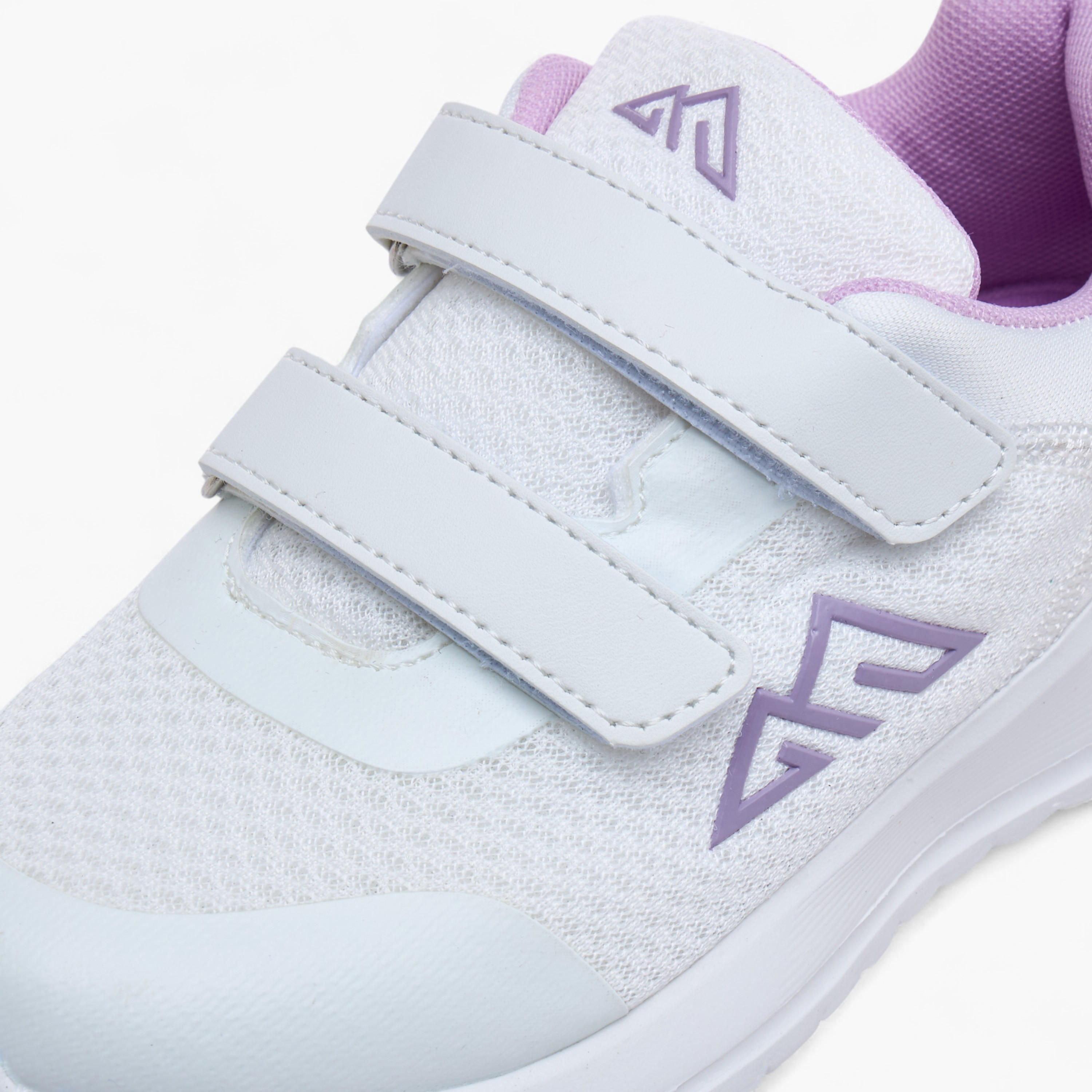 حذاء رياضي بشريط إغلاق لاصق وطبعات شعار من أوكلان من شو إكسبريس-girls-shoes-sneakers-image-4