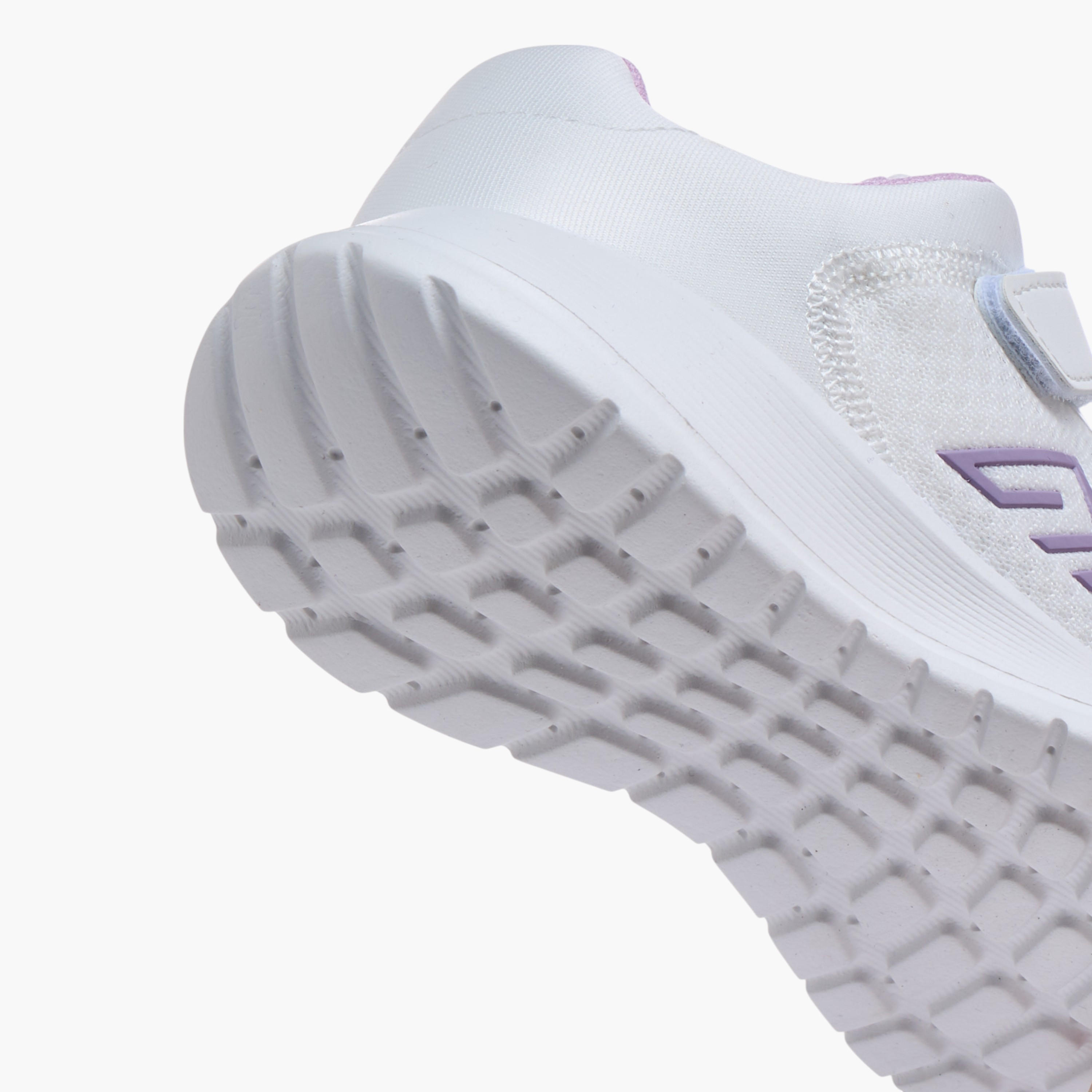 حذاء رياضي بشريط إغلاق لاصق وطبعات شعار من أوكلان من شو إكسبريس-girls-shoes-sneakers-image-5
