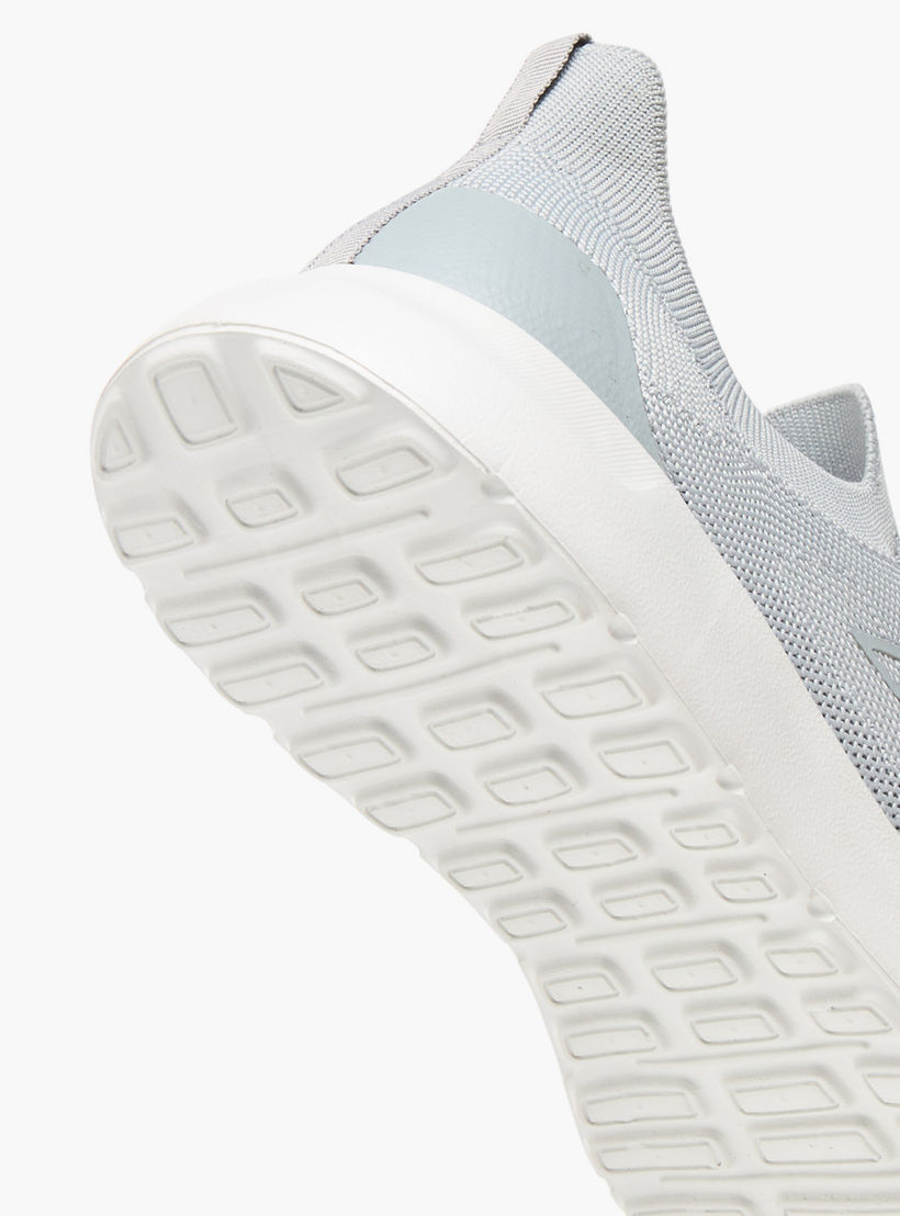 حذاء رياضي برباط إغلاق وشعار من أوكلان من شو إكسبرس-sports-women-shoes-image-5