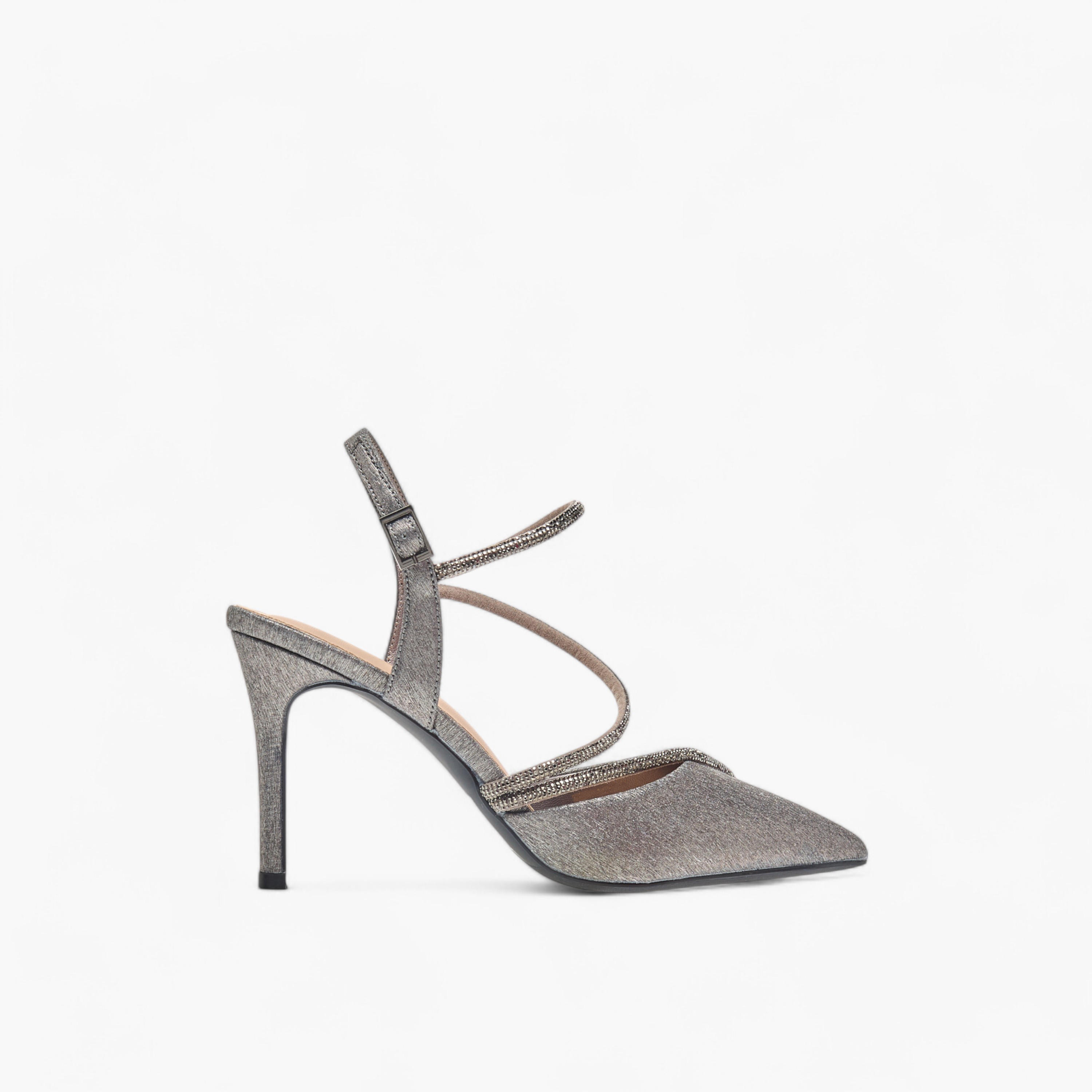 حذاء مزيّن بكعب ستيليتو ومقدمة مدببة وإبزيم إغلاق من فلورا بيلا-women-shoes-heels-image-3