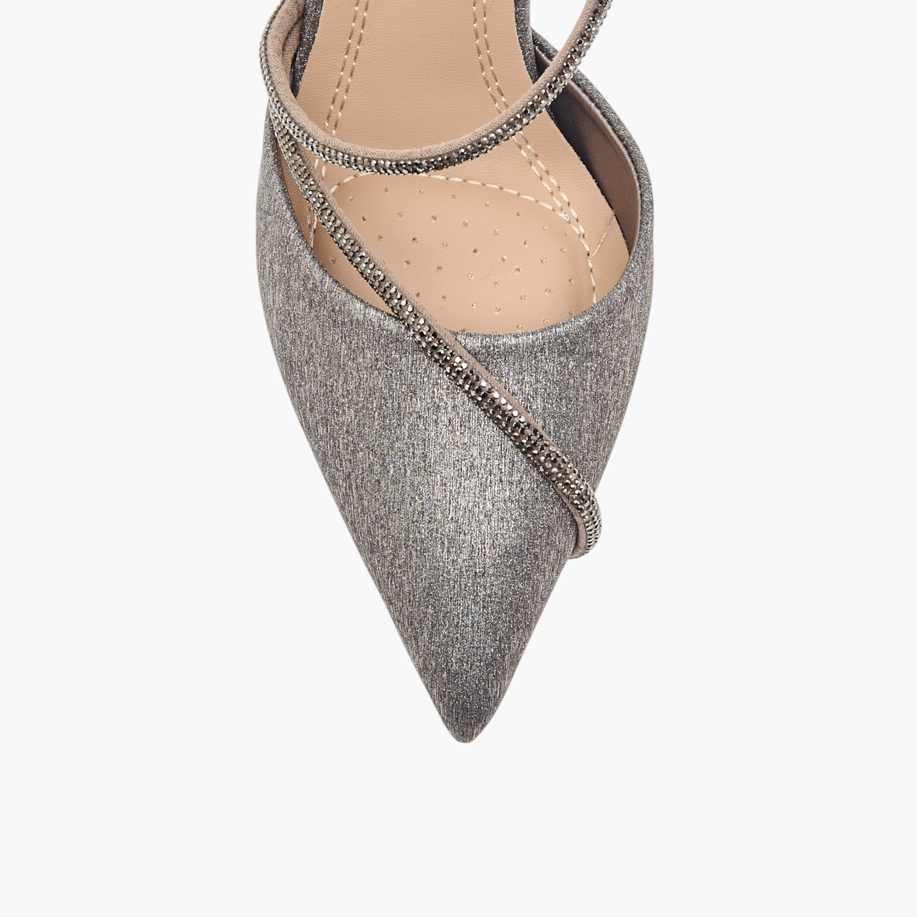 حذاء مزيّن بكعب ستيليتو ومقدمة مدببة وإبزيم إغلاق من فلورا بيلا-women-shoes-heels-image-4