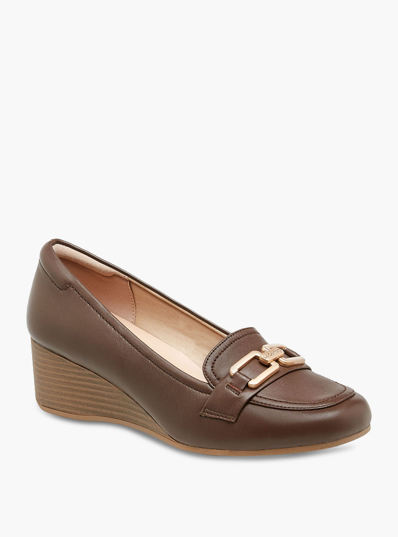 حذاء لوفر سهل الارتداء بكعب ويدج وزينة معدن من لو كونفورت-women-shoes-heels-image-2