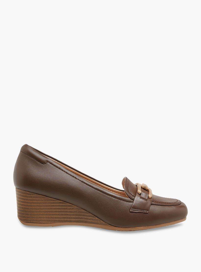 حذاء لوفر سهل الارتداء بكعب ويدج وزينة معدن من لو كونفورت-women-shoes-heels-image-3
