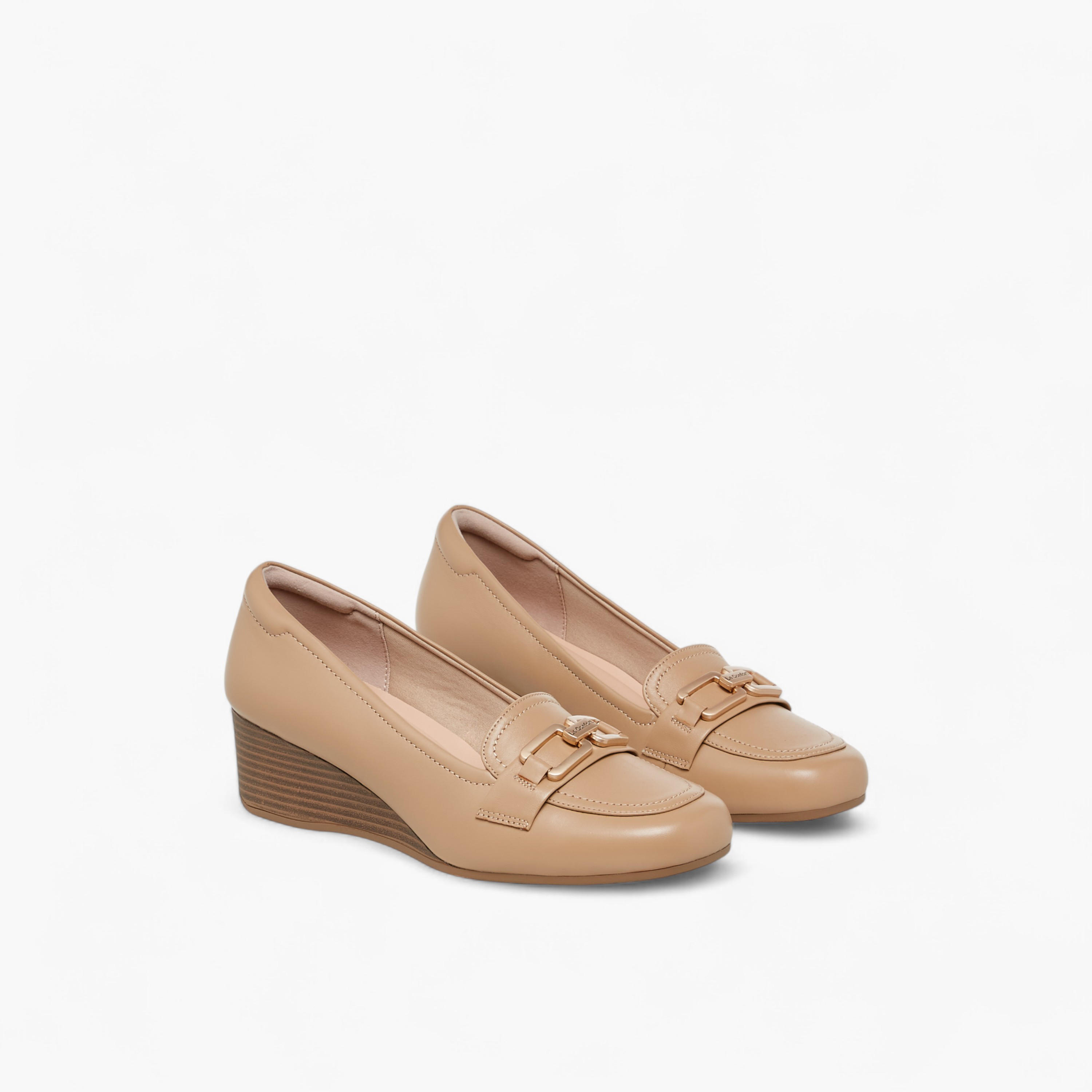 حذاء لوفر سهل الارتداء بكعب ويدج وزينة معدن من لو كونفورت-women-shoes-heels-image-1