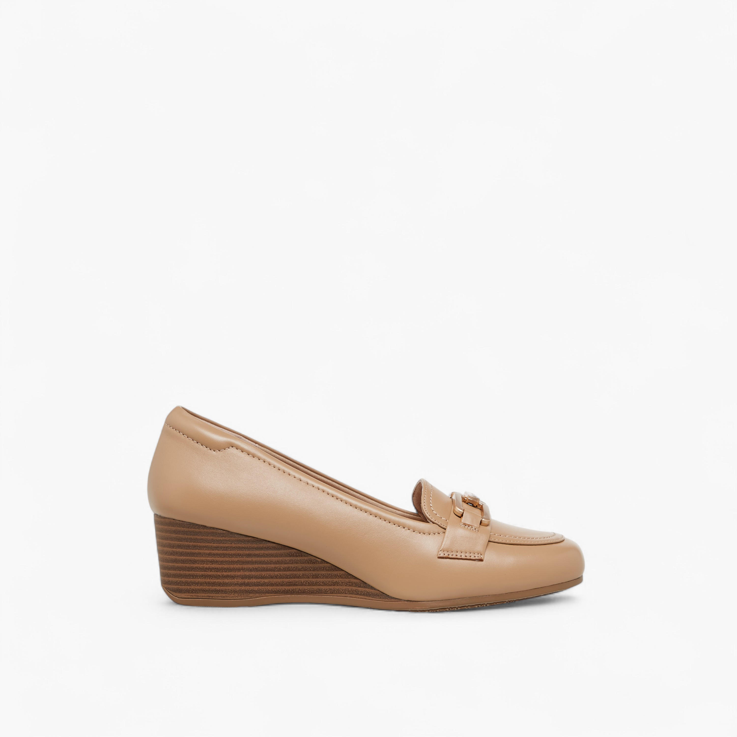 حذاء لوفر سهل الارتداء بكعب ويدج وزينة معدن من لو كونفورت-women-shoes-heels-image-3