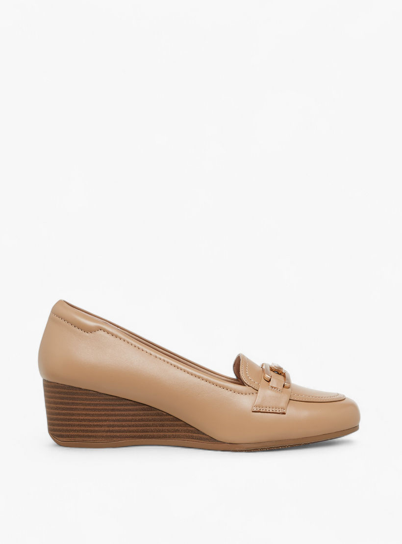 حذاء لوفر سهل الارتداء بكعب ويدج وزينة معدن من لو كونفورت-women-shoes-heels-image-3