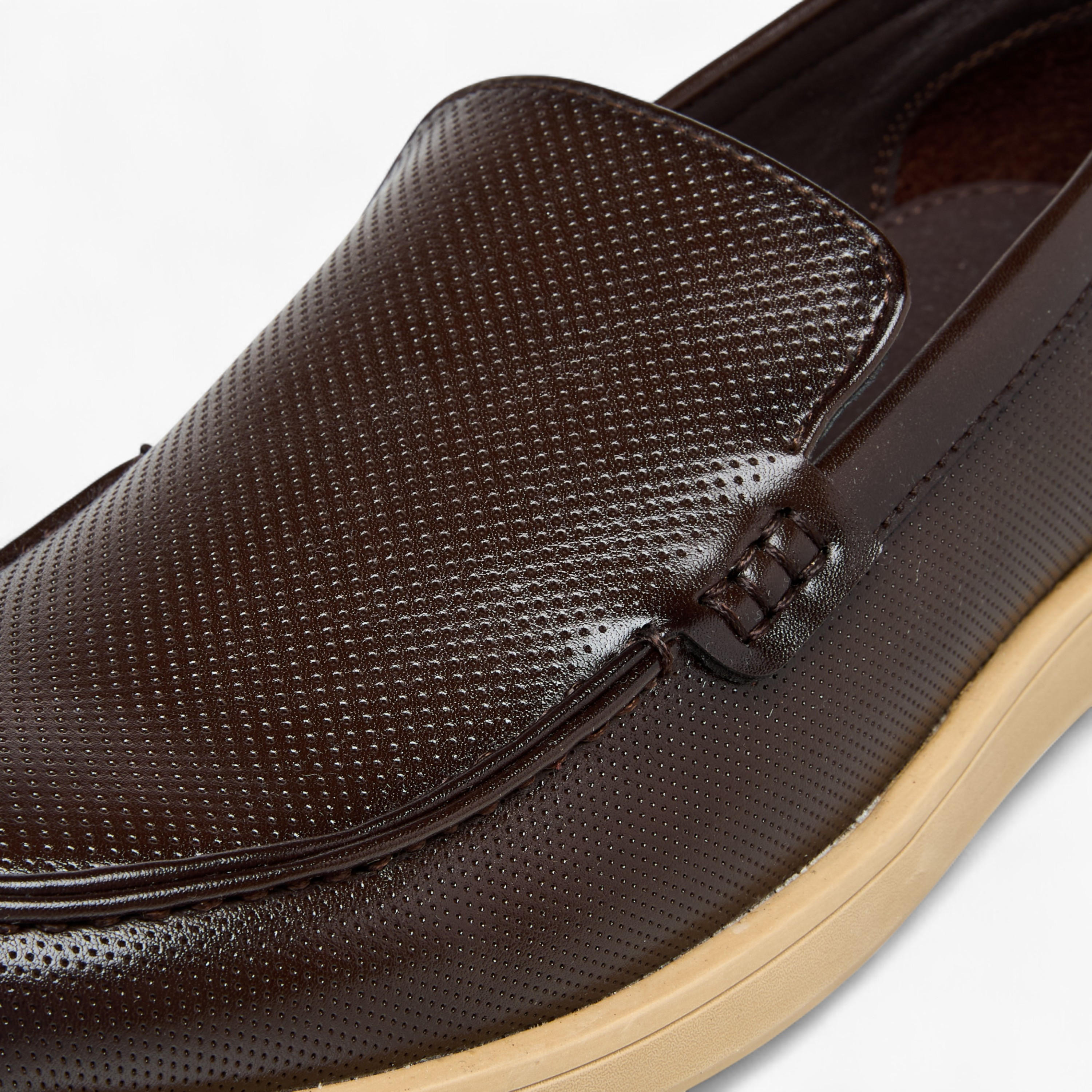 حذاء سهل الارتداء وبارز الملمس من أل بي أل من شو إكسبريس-men-shoes-loafersandmoccasins-image-4