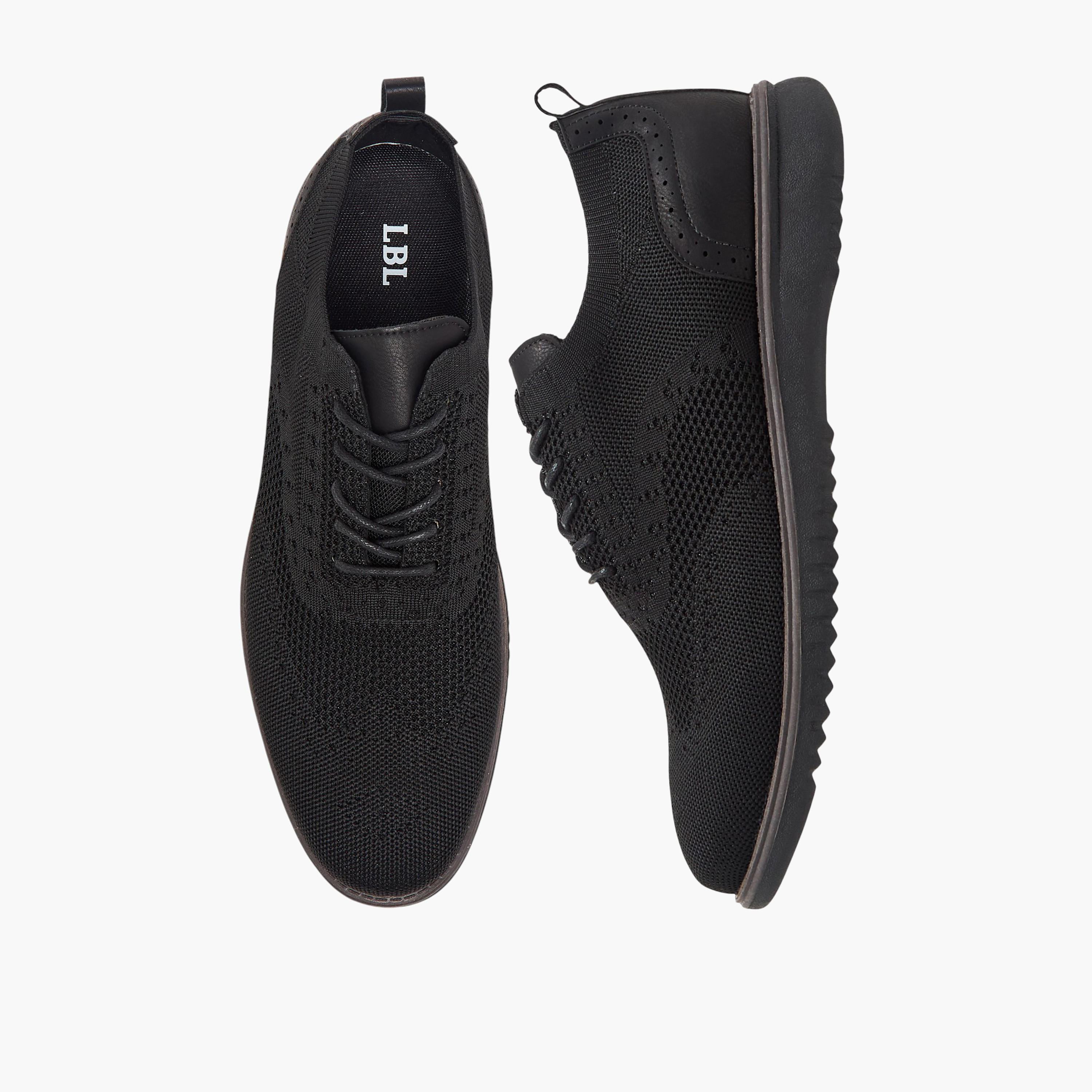 حذاء سنيكرز بتفاصيل شبك وبرباط إغلاق إل بي إل من شو إكسبريس-men-shoes-sneakers-image-1