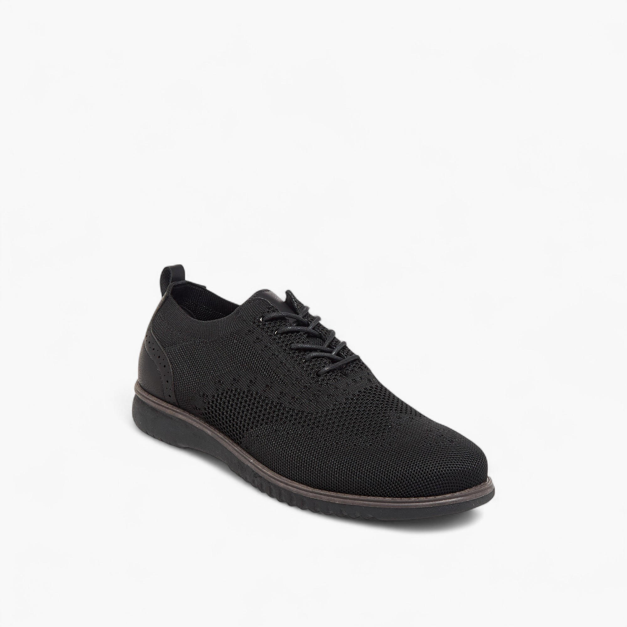 حذاء سنيكرز بتفاصيل شبك وبرباط إغلاق إل بي إل من شو إكسبريس-men-shoes-sneakers-image-2