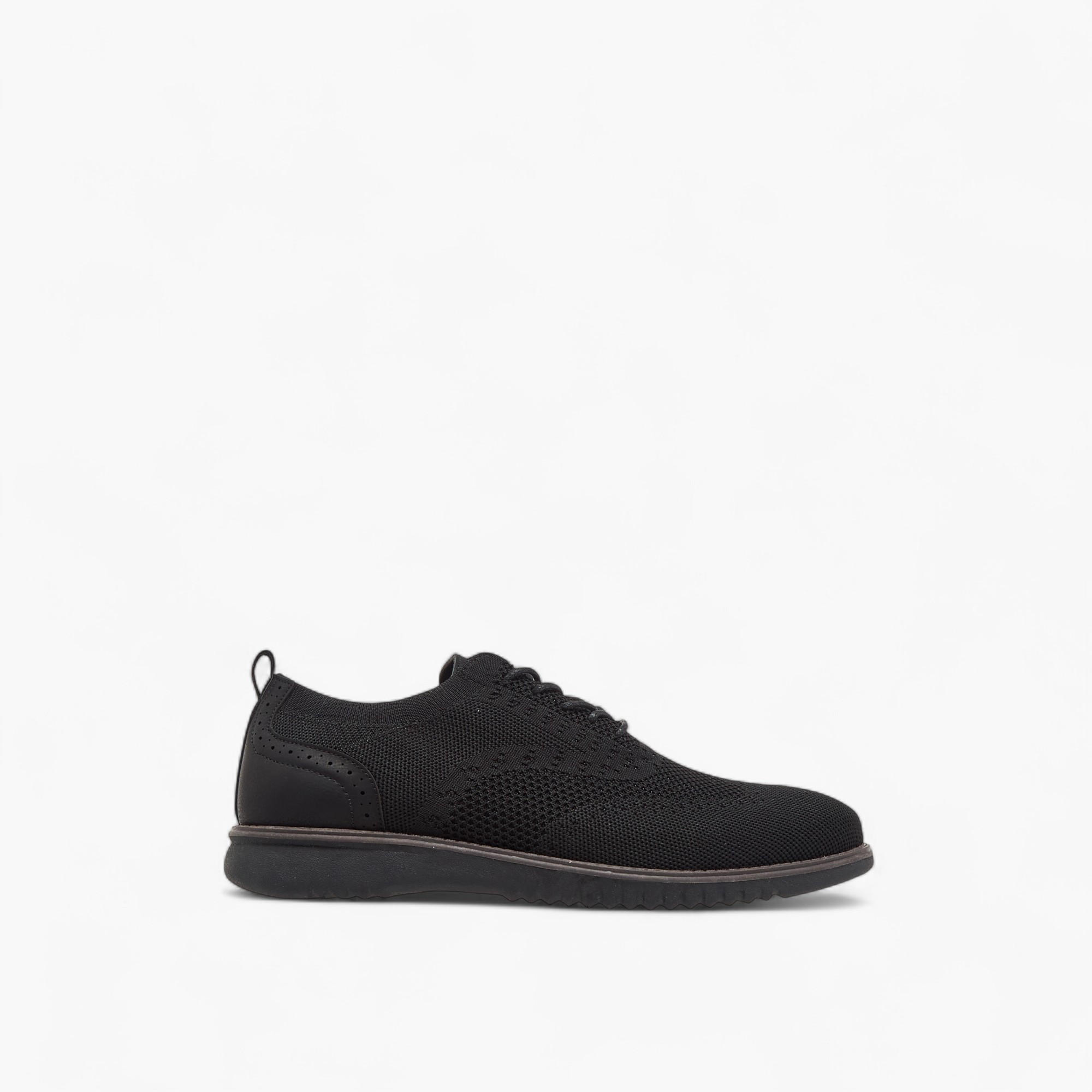 حذاء سنيكرز بتفاصيل شبك وبرباط إغلاق إل بي إل من شو إكسبريس-men-shoes-sneakers-image-3