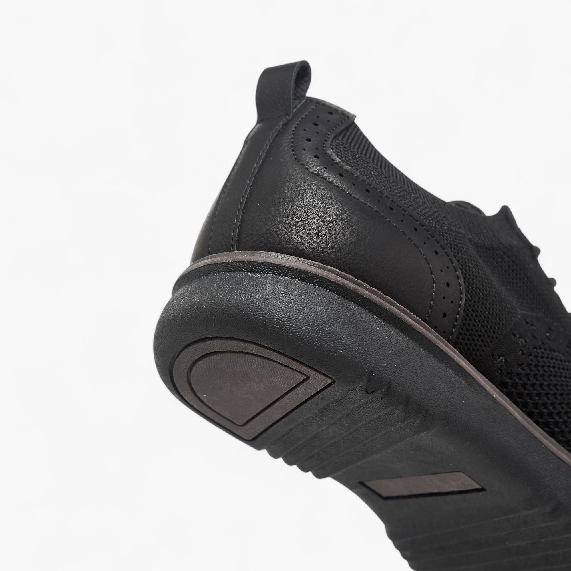 حذاء سنيكرز بتفاصيل شبك وبرباط إغلاق إل بي إل من شو إكسبريس-men-shoes-sneakers-image-4