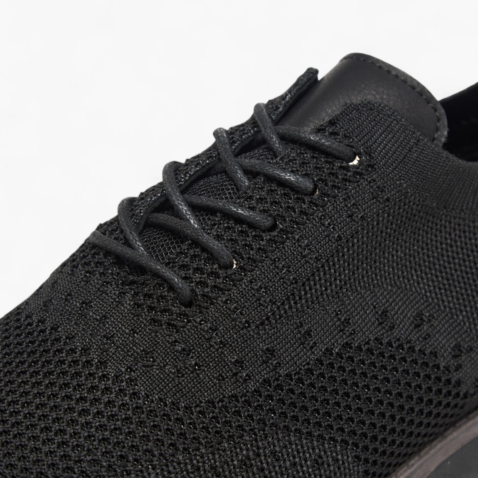 حذاء سنيكرز بتفاصيل شبك وبرباط إغلاق إل بي إل من شو إكسبريس-men-shoes-sneakers-image-5