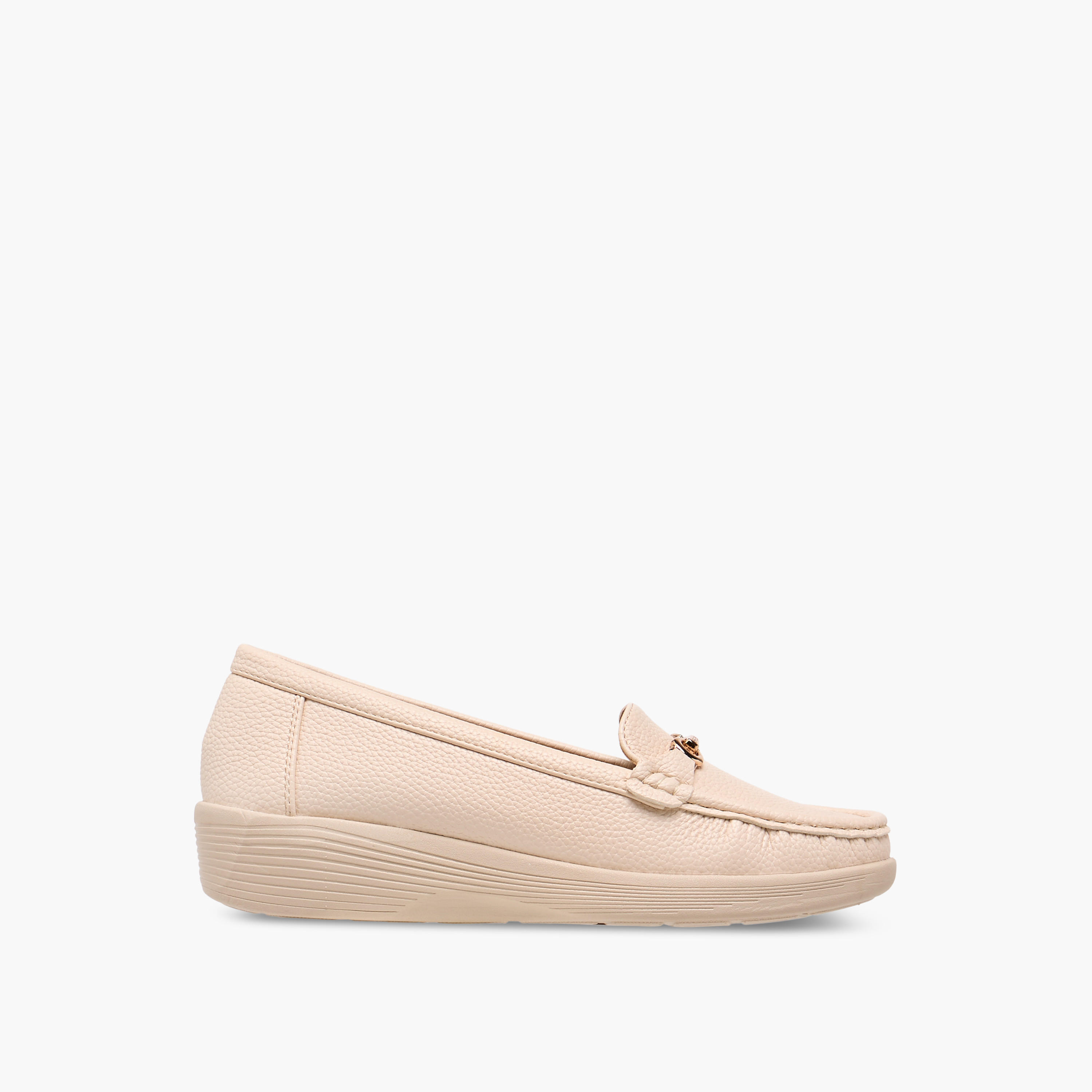 حذاء لوفر بزينة ميتال وكعب ويدج من فلورا بيلا-women-shoes-loafersandmoccasins-image-3