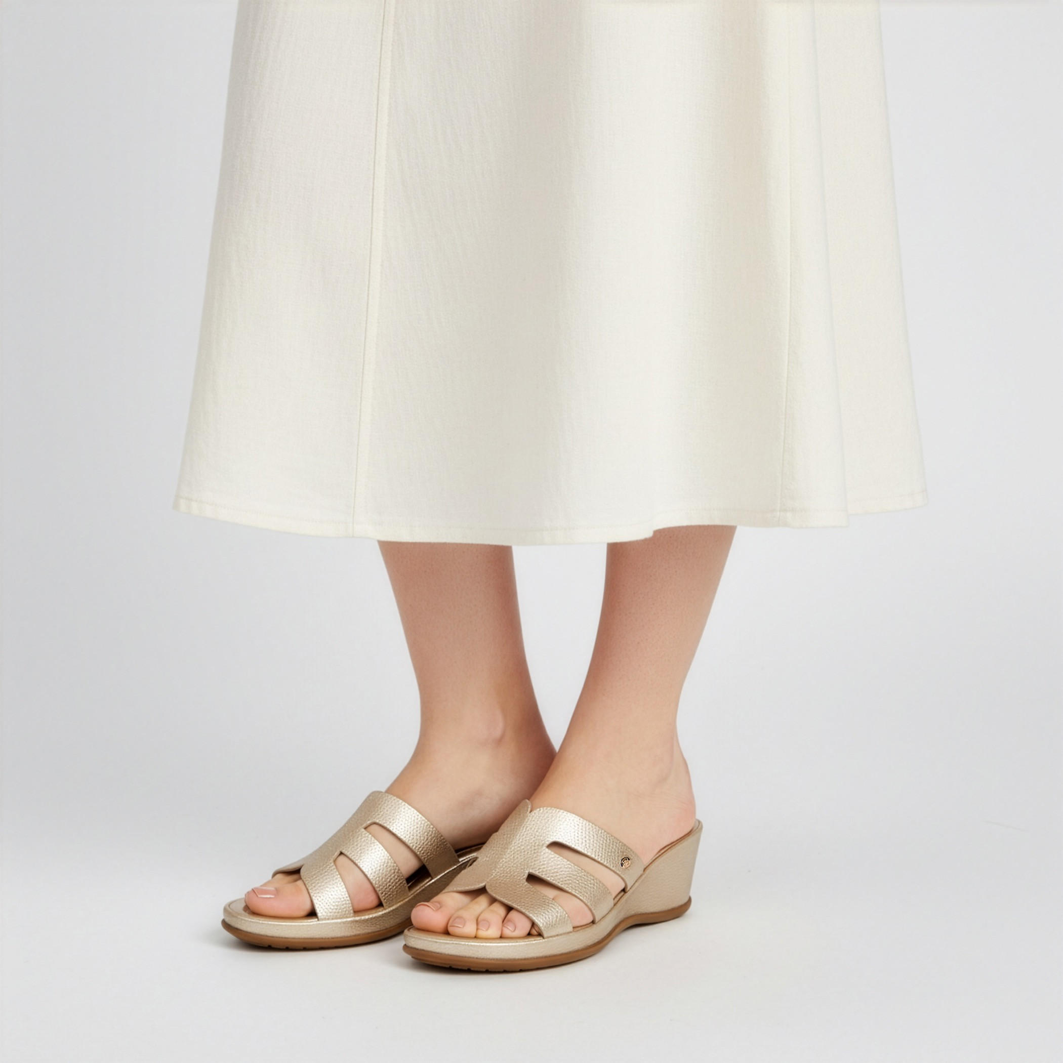صندل ويدج سهل الارتداء للنساء من فلورا بيلا-women-shoes-sandals-heeled-image-2